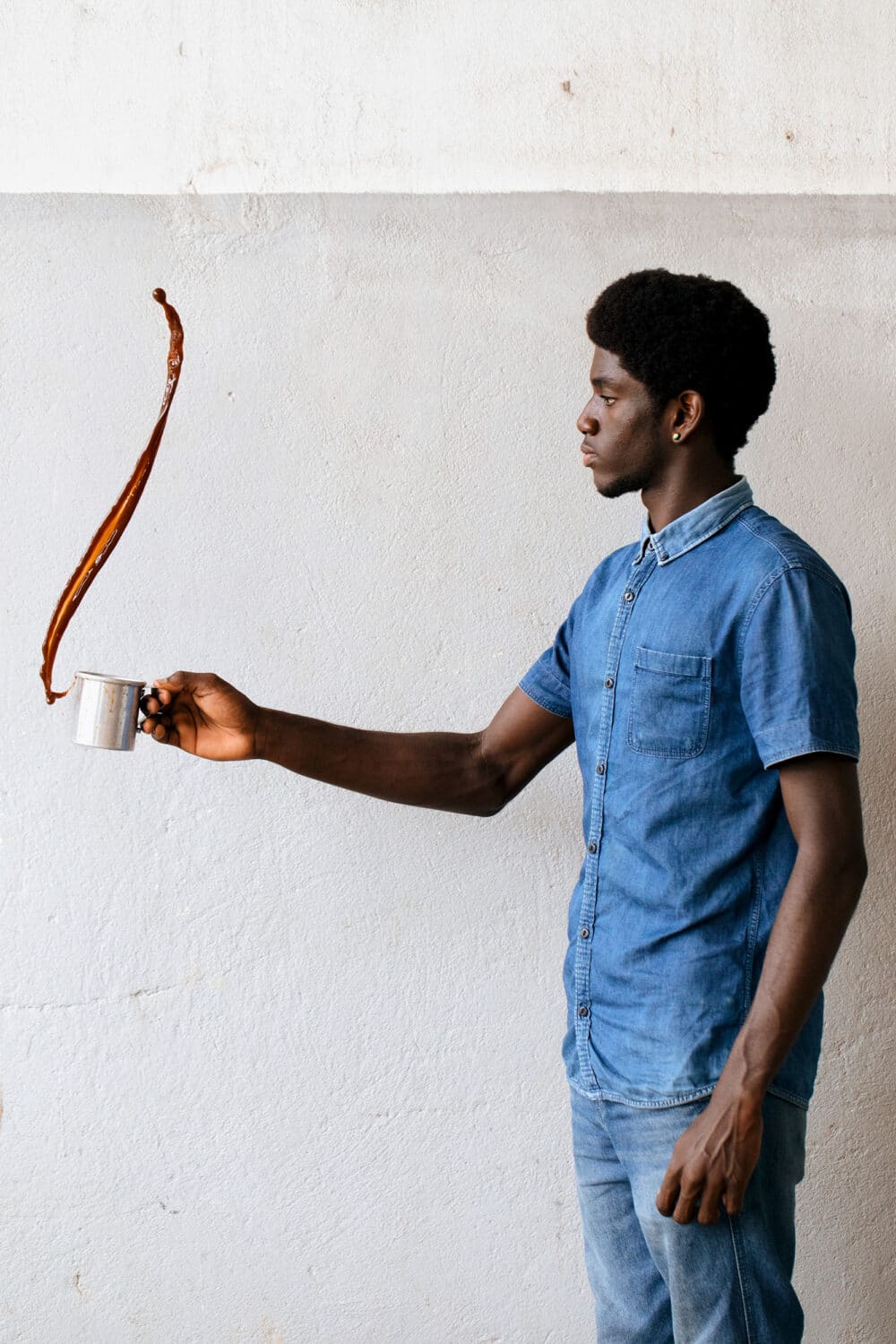 13PHOTO Filipa Peixeiro Portrait Kaffee Tasse verschütten