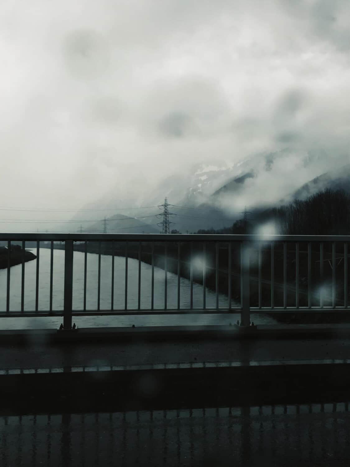 13Photo Ladina Bischof Singles Fluss Regen Wolken Brücke