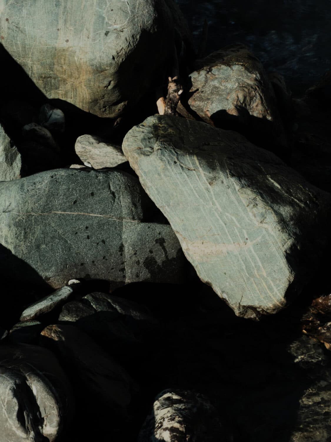 13Photo Ladina Bischof Singles Steine Schatten