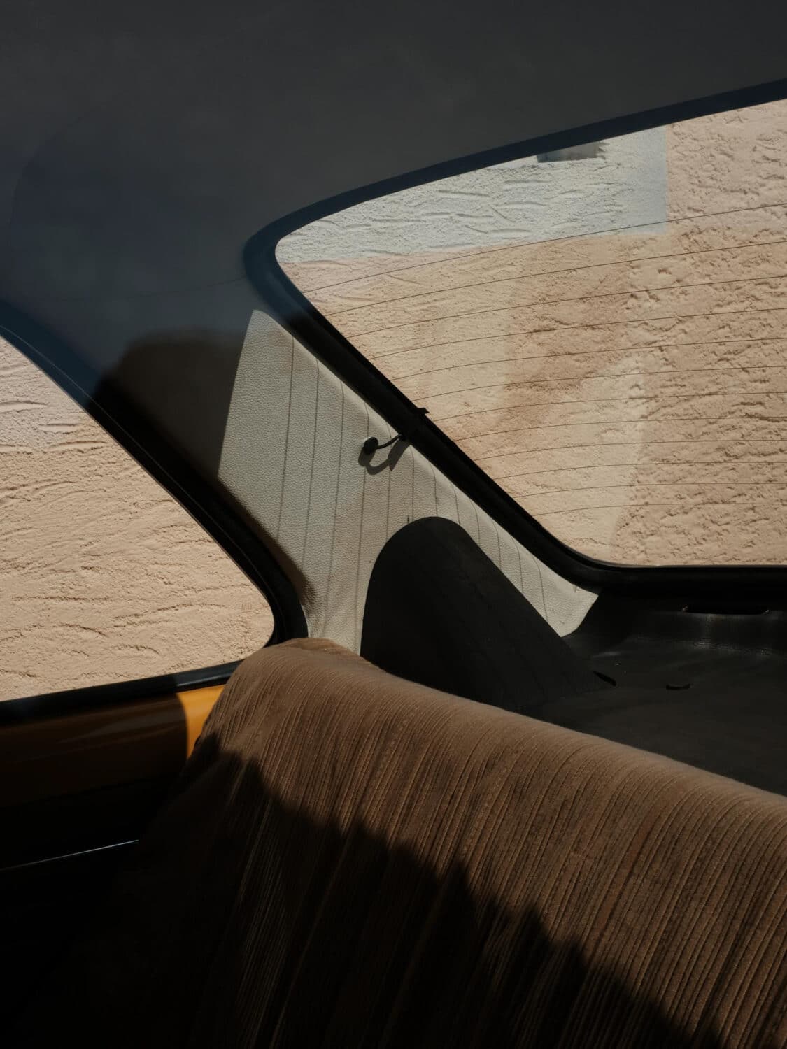 13Photo Ladina Bischof Singles Auto Rücksitz Blick nach hinten