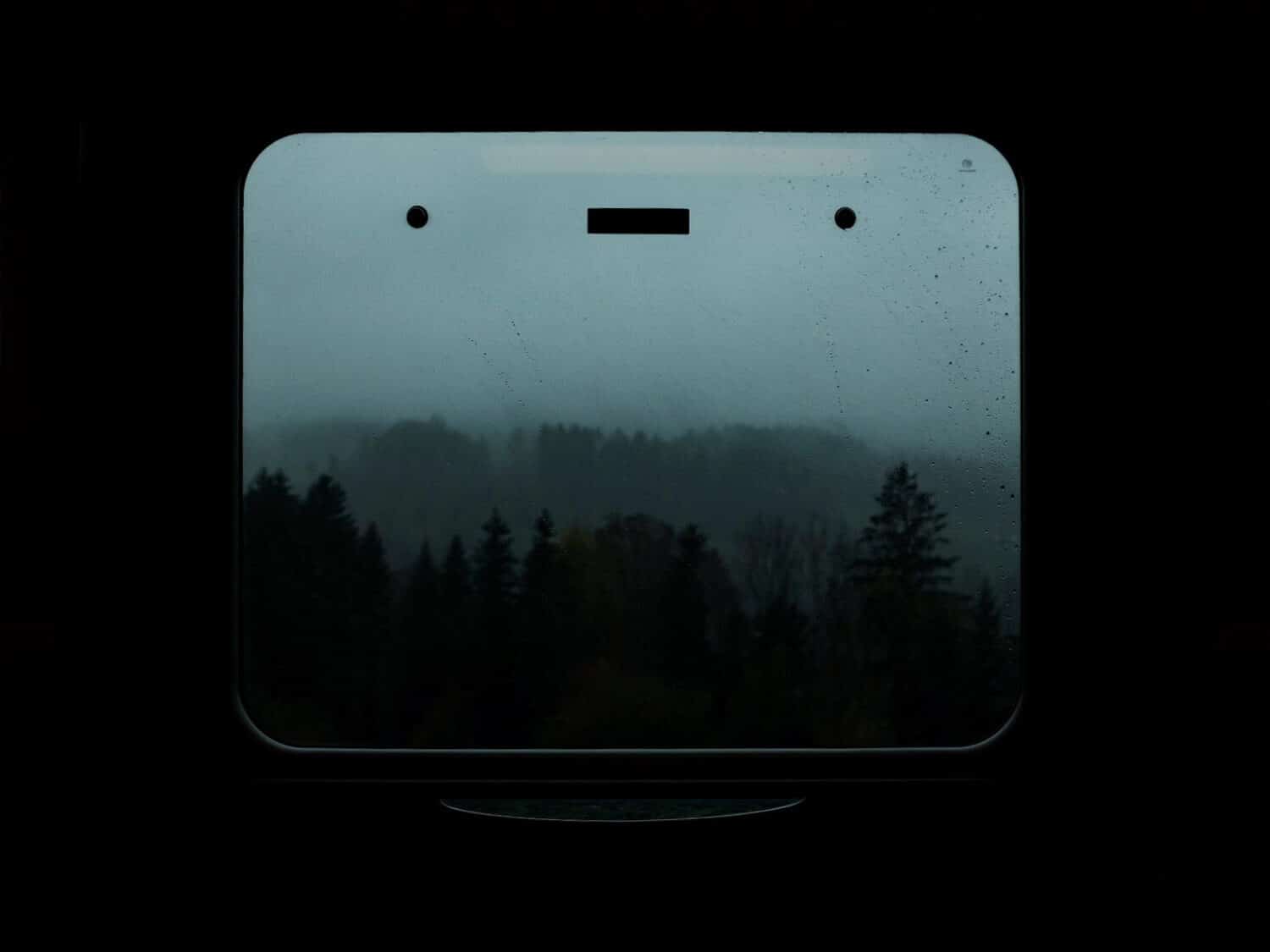 13Photo Ladina Bischof Singles Zug Fenster Wald Nacht Regen