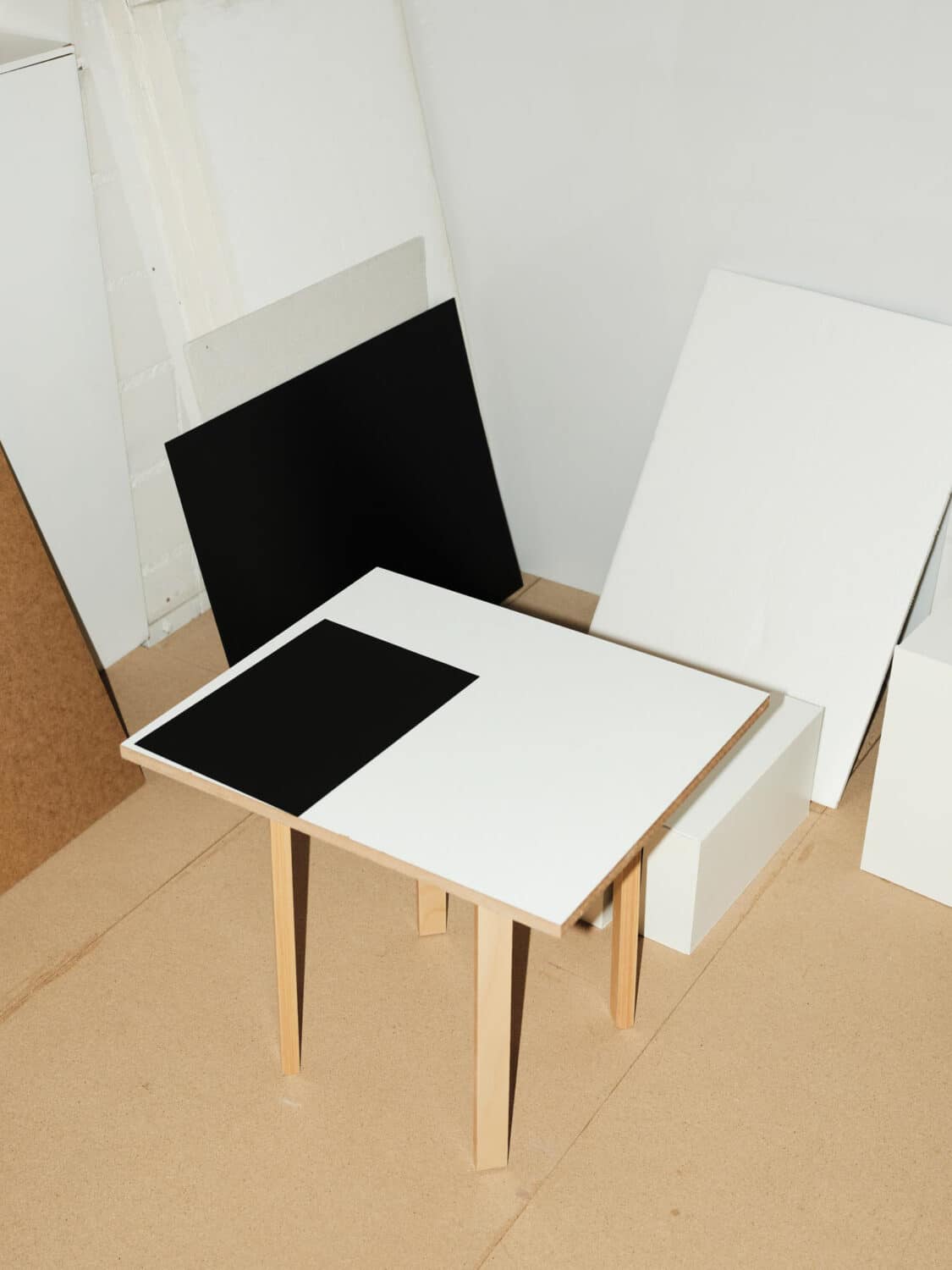 13Photo Ladina Bischof Singles Tisch Schwarz Weiss