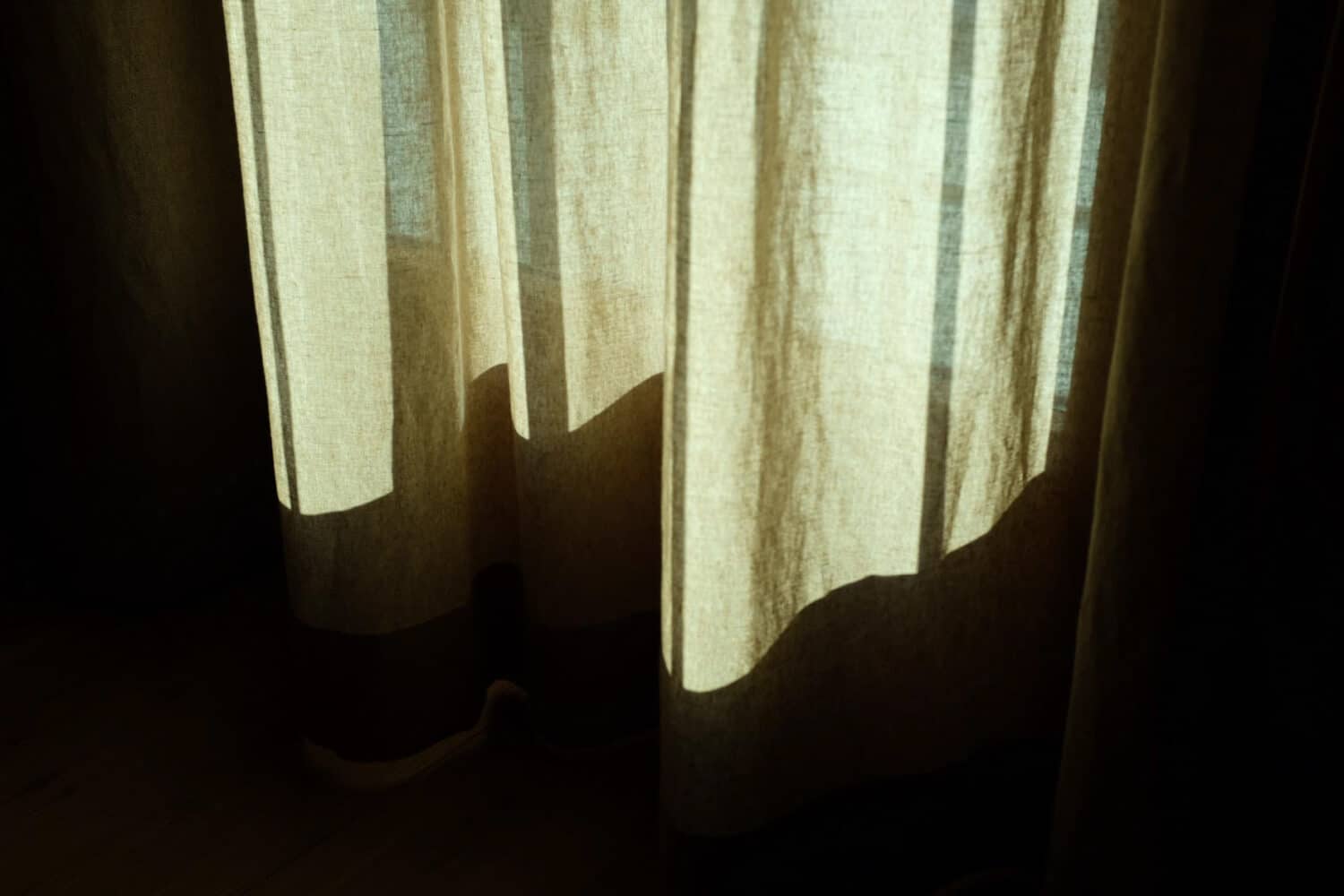 13Photo Ladina Bischof Singles Schatten Vorhang